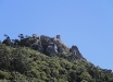 Castello dei Mori (Castelo dos Mouros, Sintra, Portogallo) visto dal centro storico di Sintra.